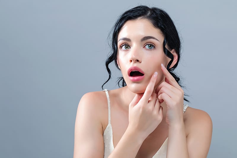 I dermocosmetici per curare acne e rosacea: i consigli giusti in farmacia