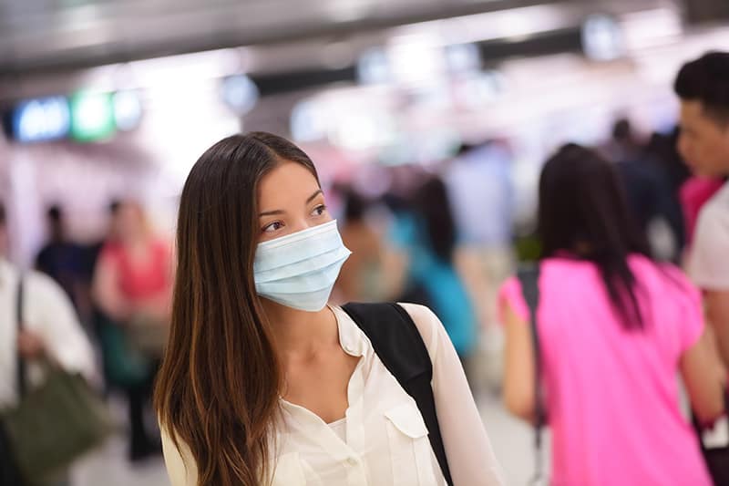 Panico da Coronavirus: è boom in farmacia di mascherine e detergenti per le mani. Che cosa consigliare ai cittadini?