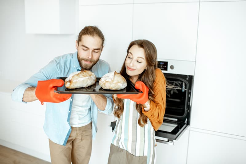 Consumi e Covid-19 nel mondo: gli americani accumulano, gli italiani fanno il pane a casa e comprano online