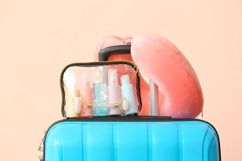 I cosmetici da mettere in valigia, perché non creare un travel kit della propria farmacia?