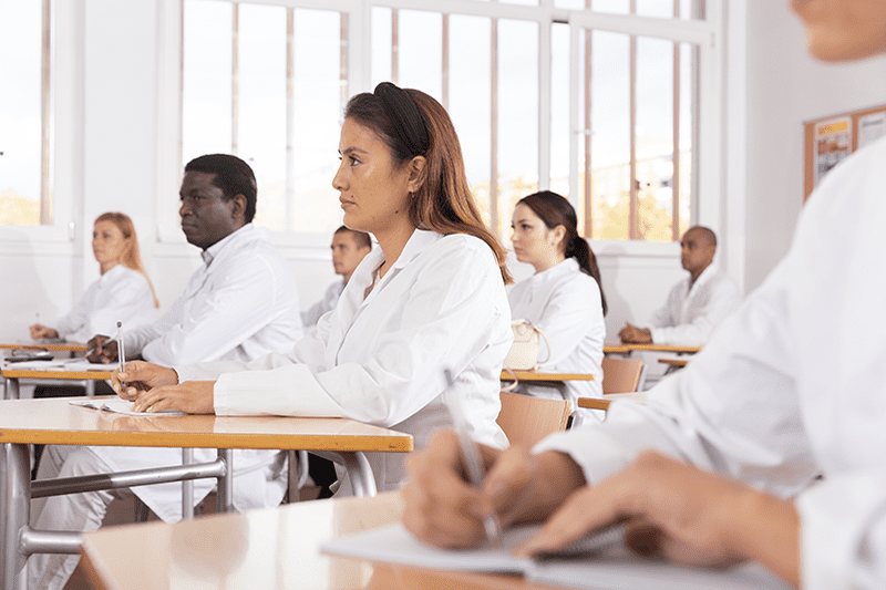 La formazione del personale è essenziale per il successo nelle vendite in farmacia. Lo studio dell’Università di Torino, New Line RDM e FarmaHiSkill