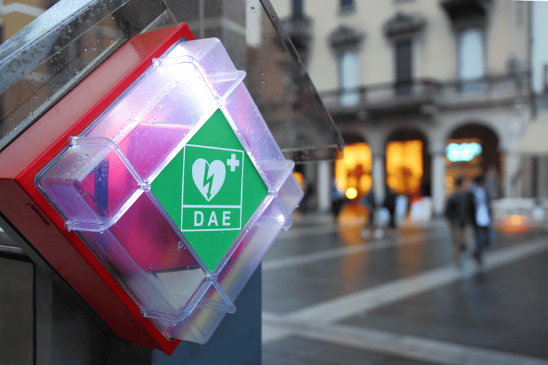 Defibrillatori, un decreto identifica le farmacie come punti di riferimento in caso di emergenza