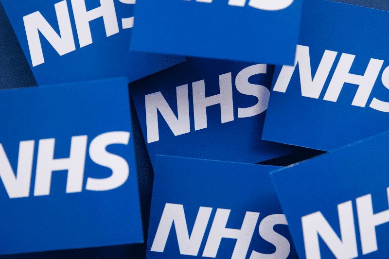 Farmaci non assunti, inalatori riciclati, farmacie più consapevoli: a che punto è il NHS con il “net zero”