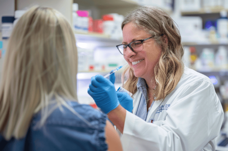 Prosegue la vaccinazione in farmacia, in attesa del picco di contagi
