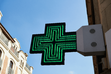 Fuoco incrociato sulla farmacia: dalla spesa ai “bazar”, le accuse e le repliche