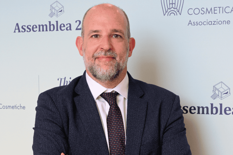 Cosmetica Italia, una filiera da 49 miliardi di euro di fatturato in Italia. L’intervista al presidente Benedetto Lavino Cosmetica Italia, una filiera da 49 miliardi di euro di fatturato in Italia. L’intervista al presidente Benedetto Lavino